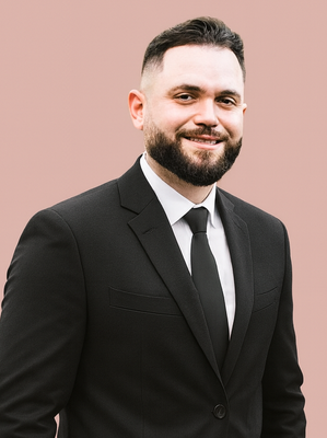 Portrait of Carlos Gutierrez-Pacheo, Associate Broker